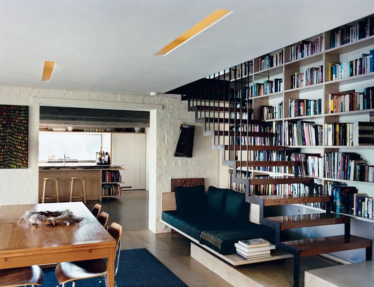 Escalera flotante con estantes ocultos para libros