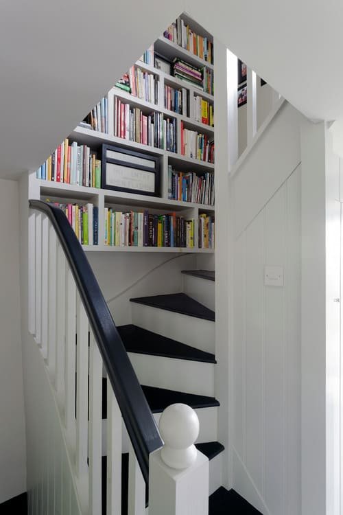 Escalera biblioteca de madera natural en tono cálido