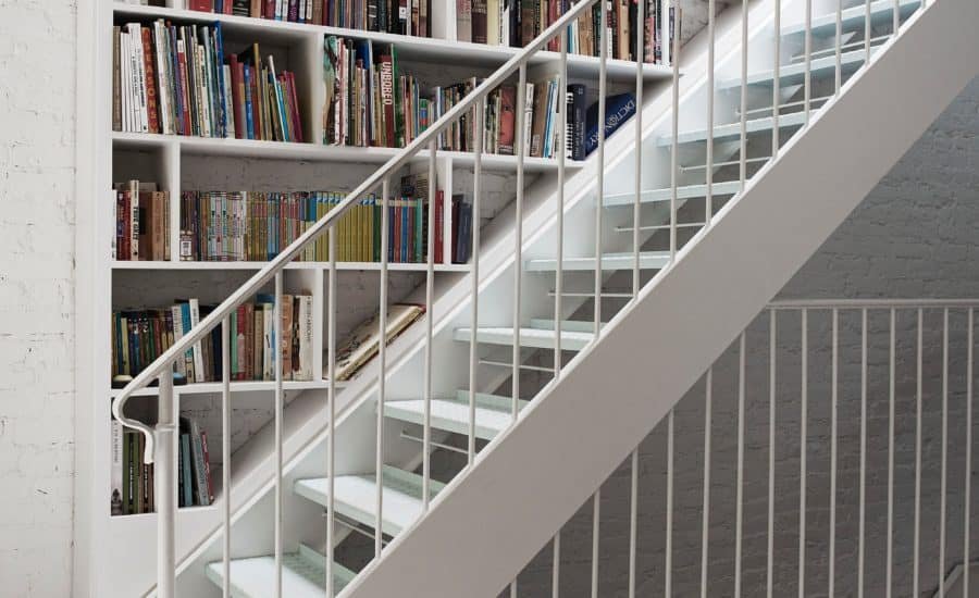 Escalera librería de diseño minimalista con líneas rectas