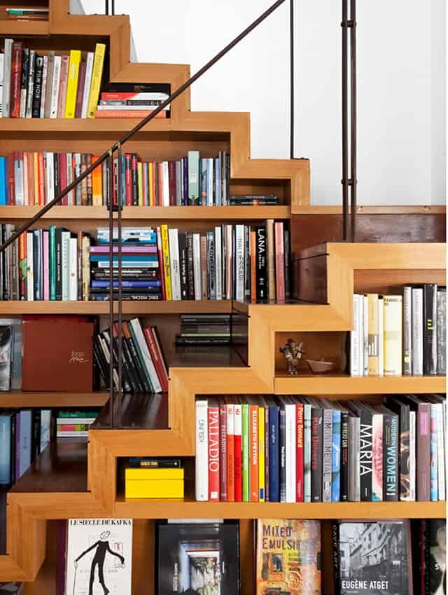 Escalera biblioteca con iluminación LED cálida en los estantes