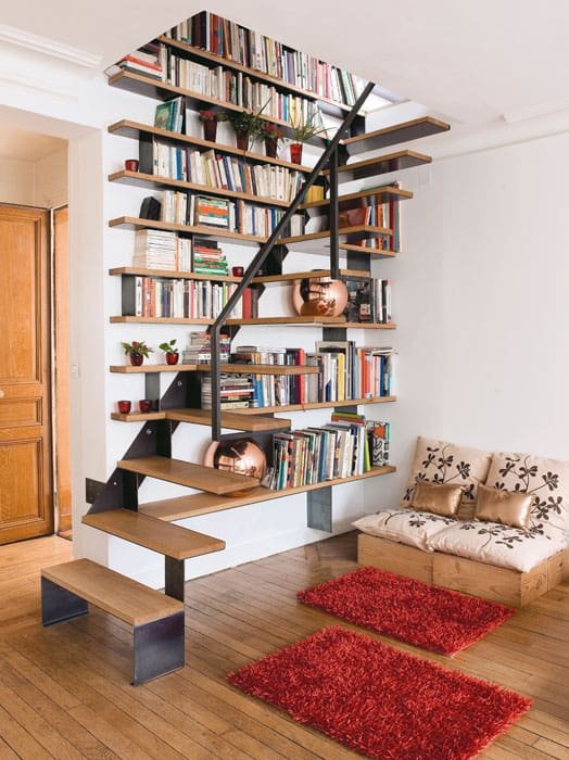 Biblioteca alta con escalera rodante sobre raíl