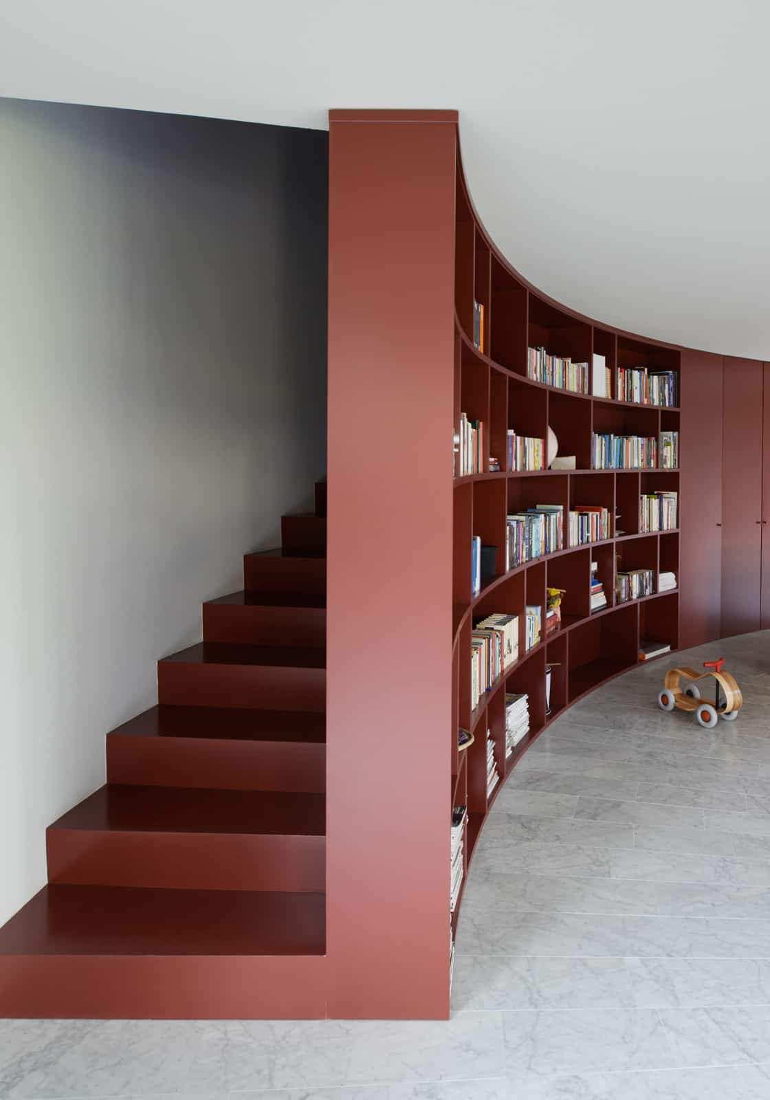 Banco con almacenaje para libros al final de la escalera