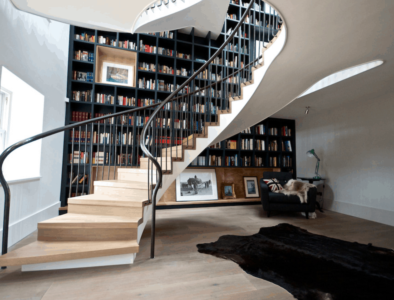 Detalles decorativos entre los libros de la escalera biblioteca