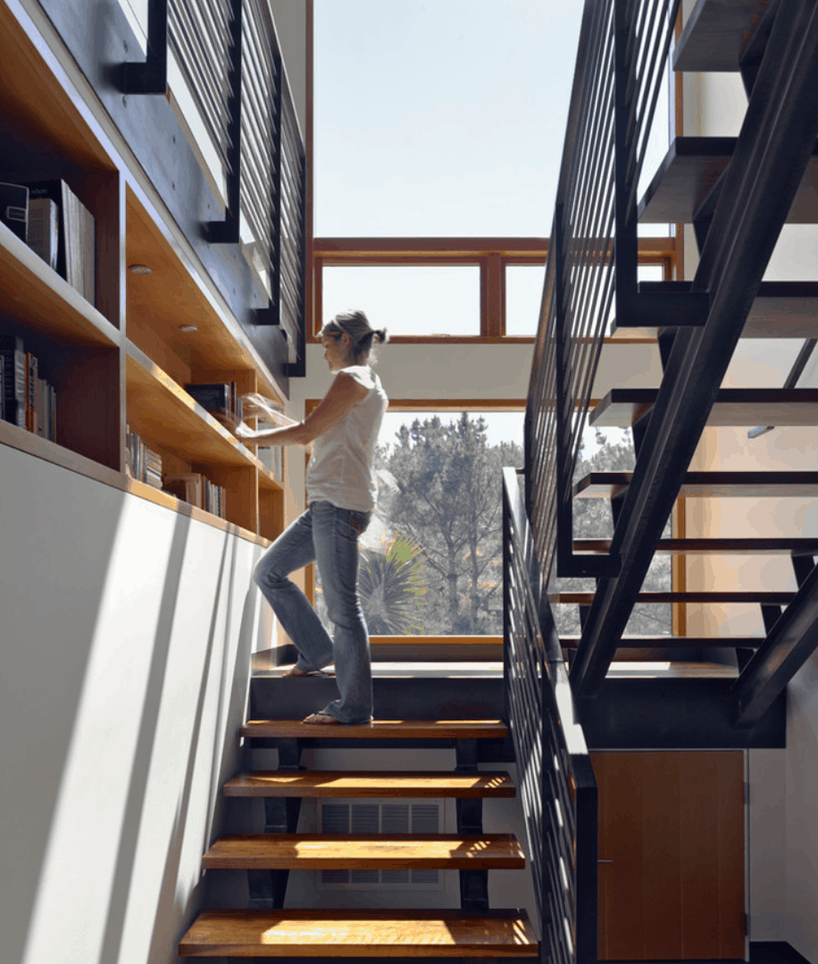 Rincón de biblioteca infantil bajo la escalera