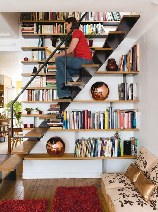 Biblioteca a medida instalada en el hueco bajo la escalera