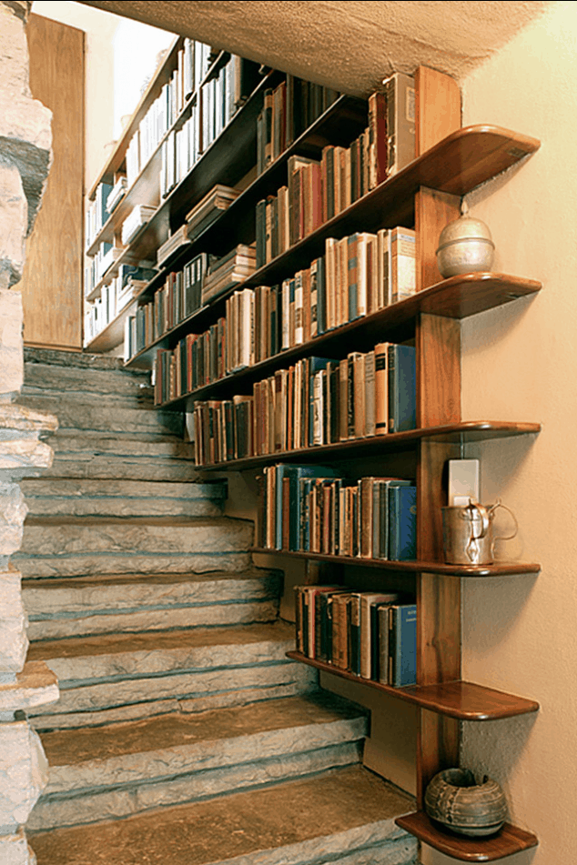 Escalera biblioteca de estilo industrial con metal y madera