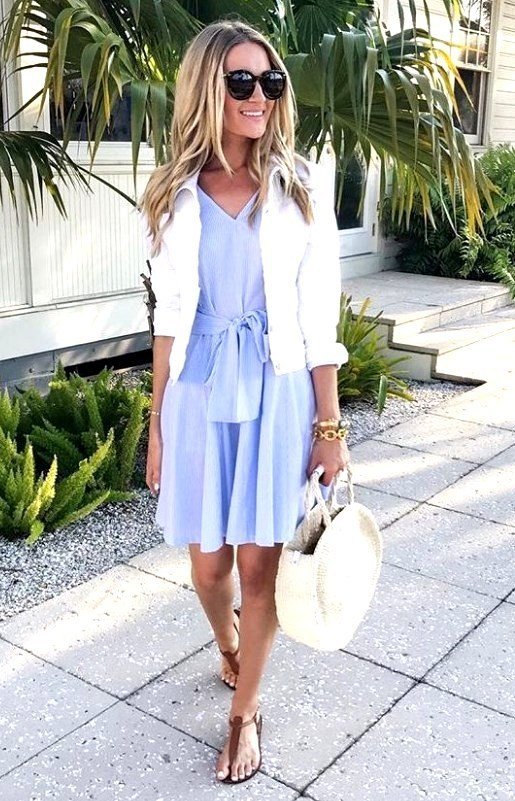 Trench coat ligero sobre vaqueros para primavera