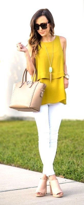 Look casual con camiseta gráfica y falda para primavera