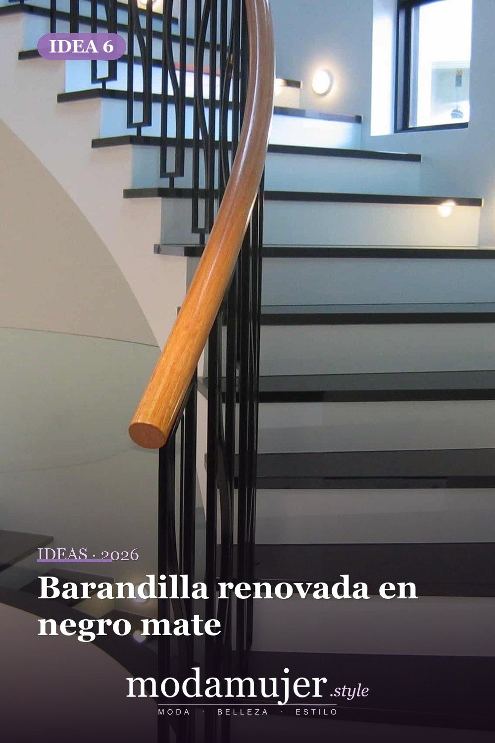 Barandilla renovada en negro mate — 10 maneras creativas de mejorar tu escalera