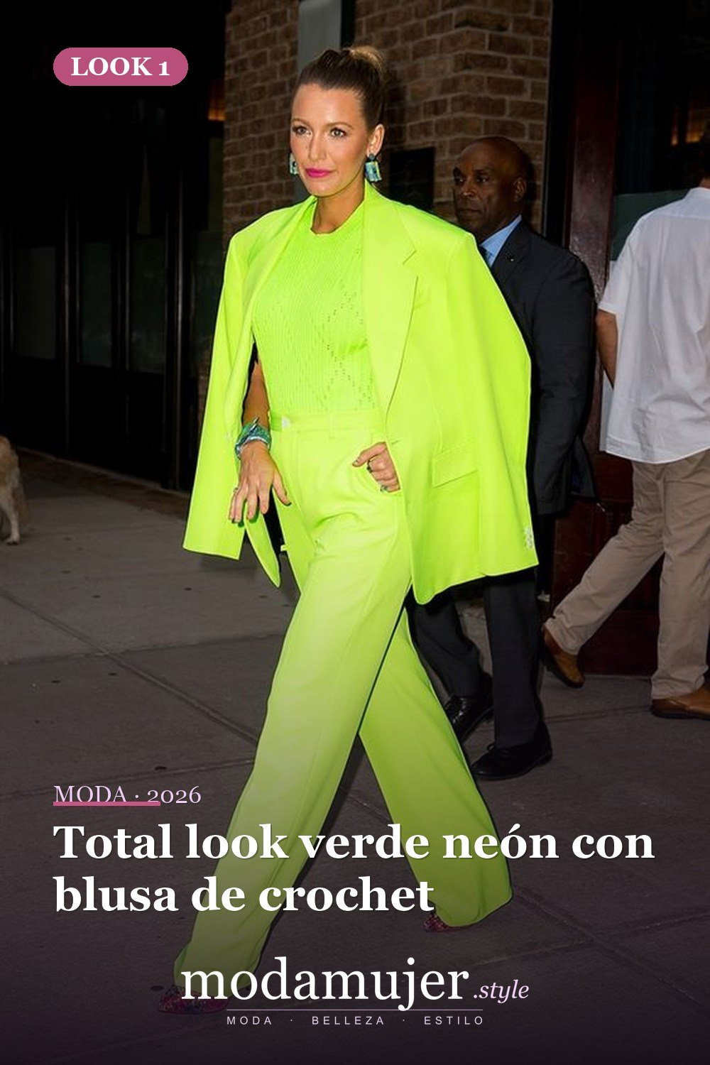Total look verde neón con blusa de crochet — 14 trajes y looks de neón de moda para la primavera de 2026