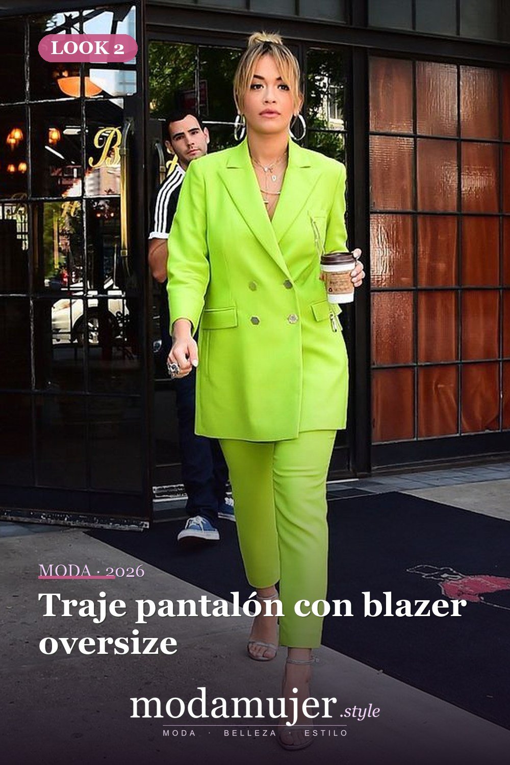 Traje pantalón con blazer oversize — 14 trajes y looks de neón de moda para la primavera de 2026