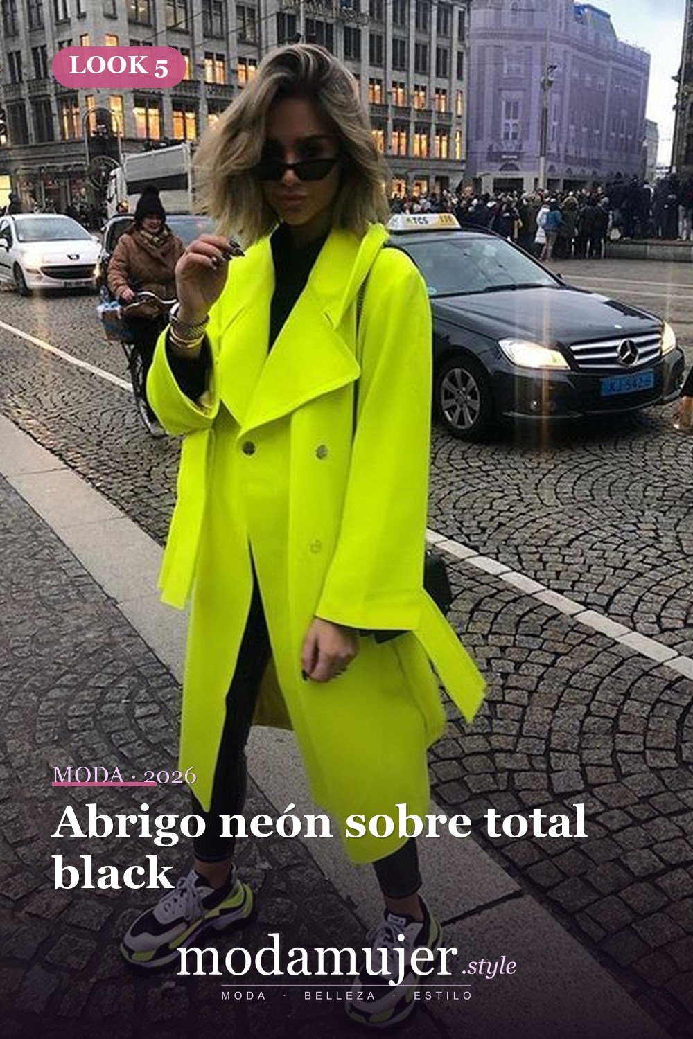 Abrigo neón sobre total black — 14 trajes y looks de neón de moda para la primavera de 2026