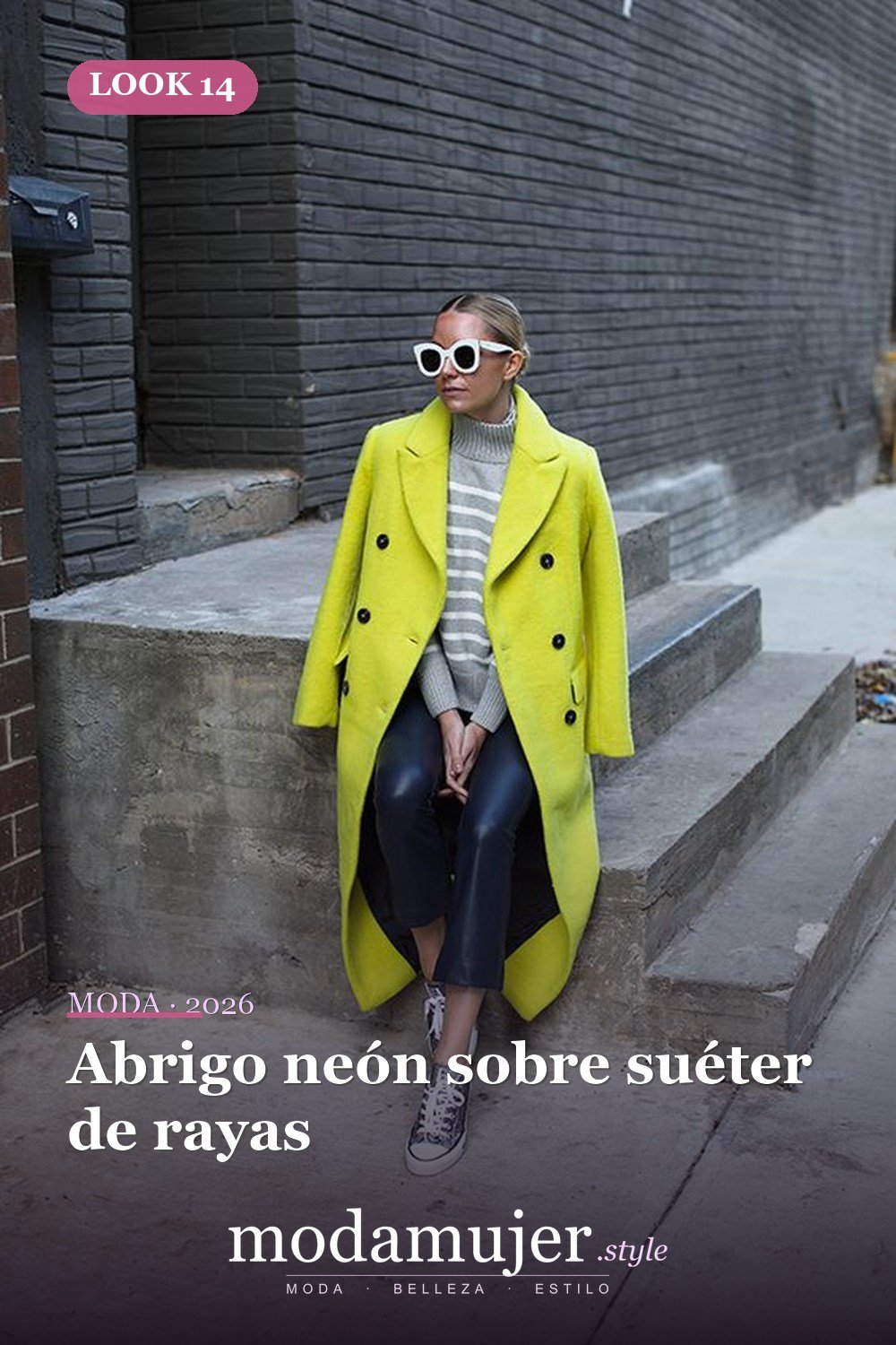 Abrigo neón sobre suéter de rayas — 14 trajes y looks de neón de moda para la primavera de 2026