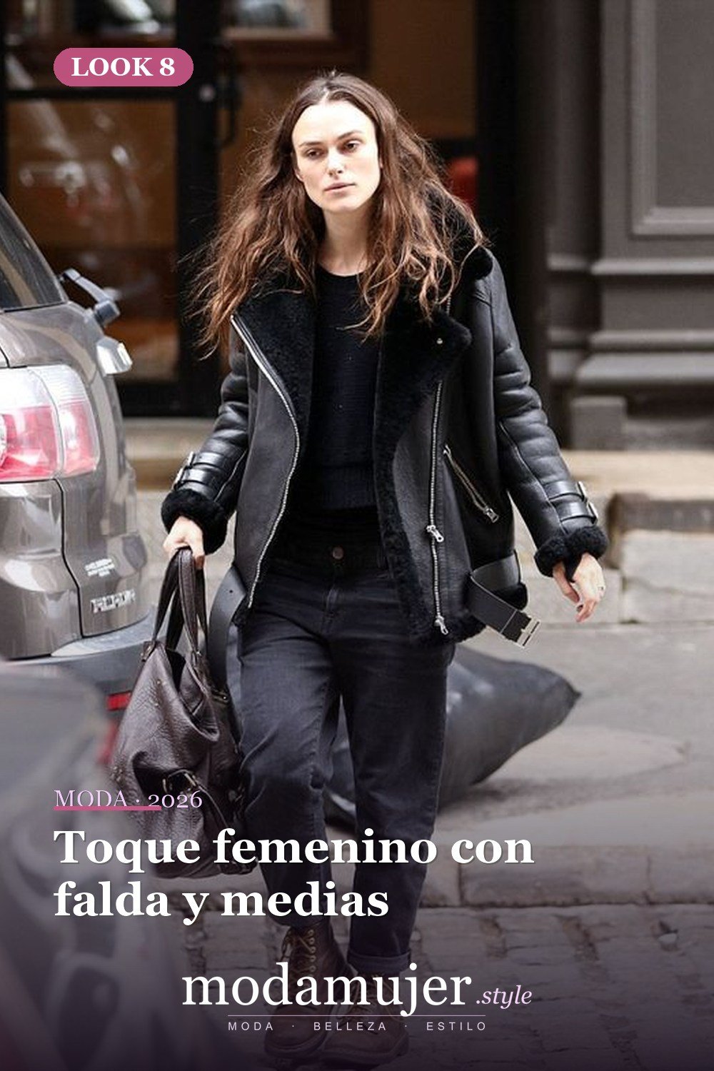 Toque femenino con falda y medias — 15 atuendos atrevidos con abrigos de aviador de piel de oveja