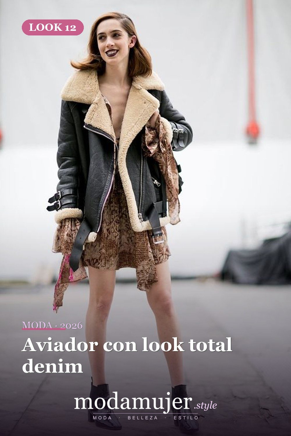 Aviador con look total denim — 15 atuendos atrevidos con abrigos de aviador de piel de oveja