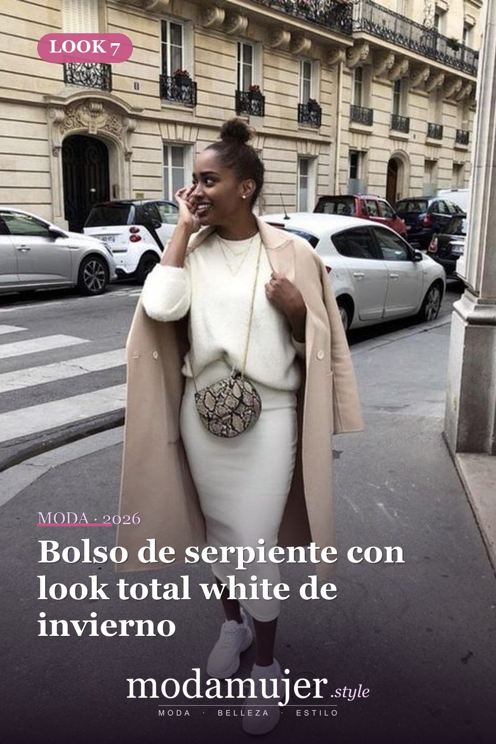 Bolso de serpiente con look total white de invierno — 15 bolsas de piel de reptil para un toque moderno