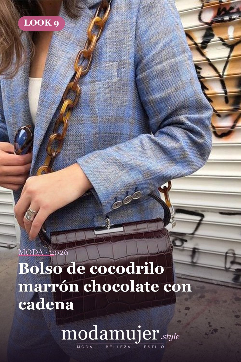 Bolso de cocodrilo marrón chocolate con cadena — 15 bolsas de piel de reptil para un toque moderno