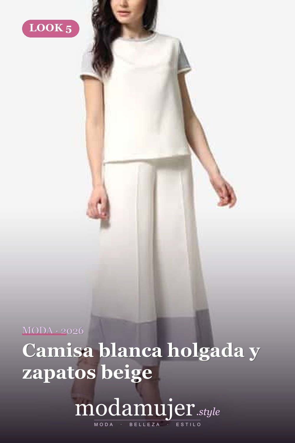 Camisa blanca holgada y zapatos beige — 15 conjuntos con pantalones de bloques de colores