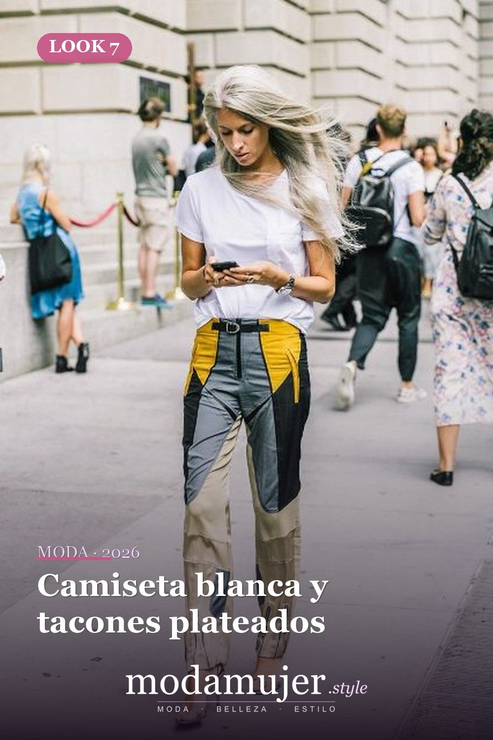 Camiseta blanca y tacones plateados — 15 conjuntos con pantalones de bloques de colores