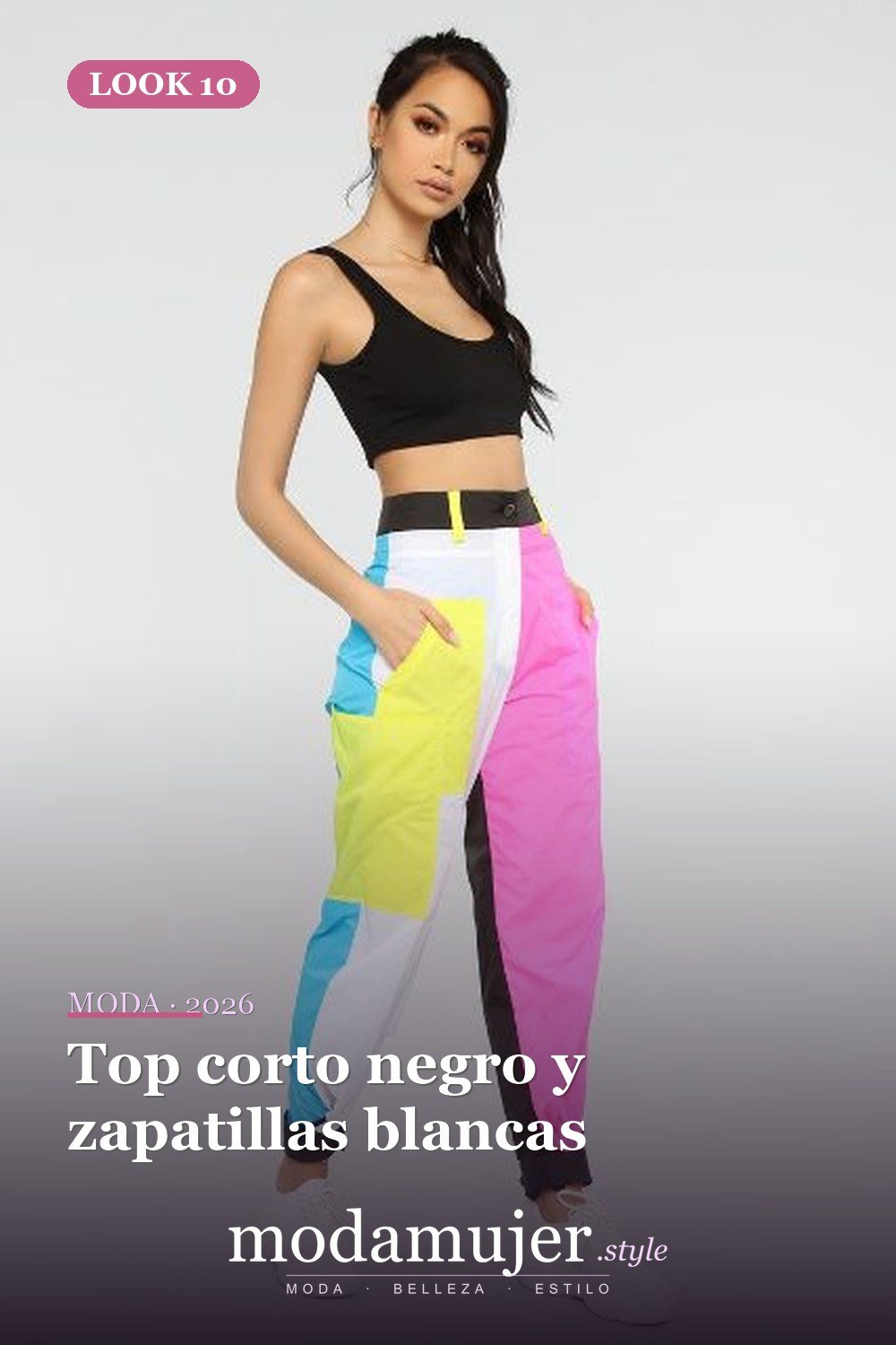 Top corto negro y zapatillas blancas — 15 conjuntos con pantalones de bloques de colores