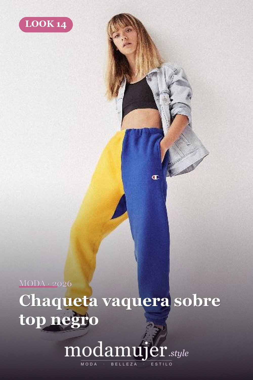 Chaqueta vaquera sobre top negro — 15 conjuntos con pantalones de bloques de colores