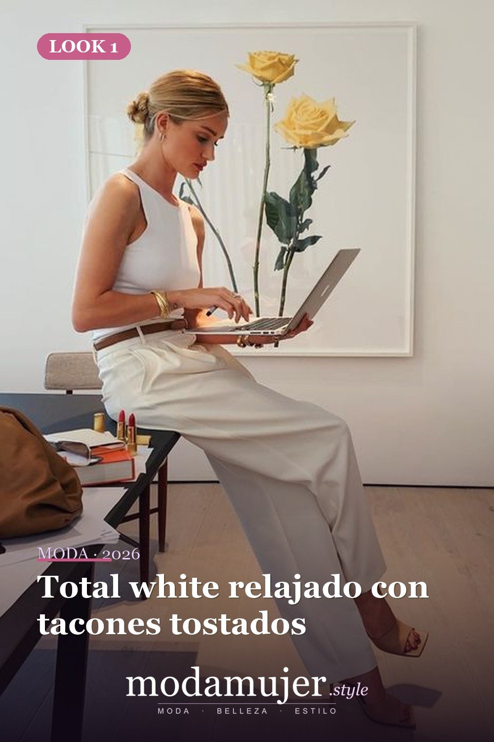 Total white relajado con tacones tostados — 15 conjuntos de moda de verano con blusas sin mangas