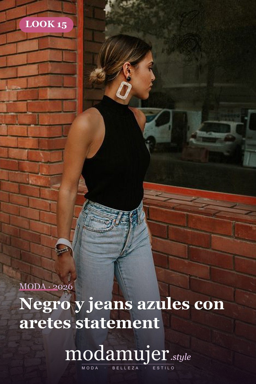 Negro y jeans azules con aretes statement — 15 conjuntos de moda de verano con blusas sin mangas