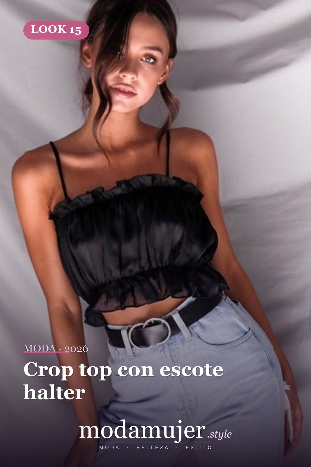 Crop top con escote halter — 15 Crop tops que toda chica debe tener en su armario