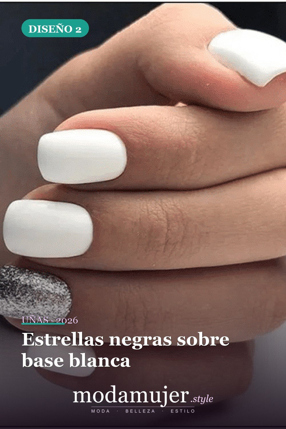 Estrellas negras sobre base blanca — 15 diseños de uñas blancas brillantes y elegantes