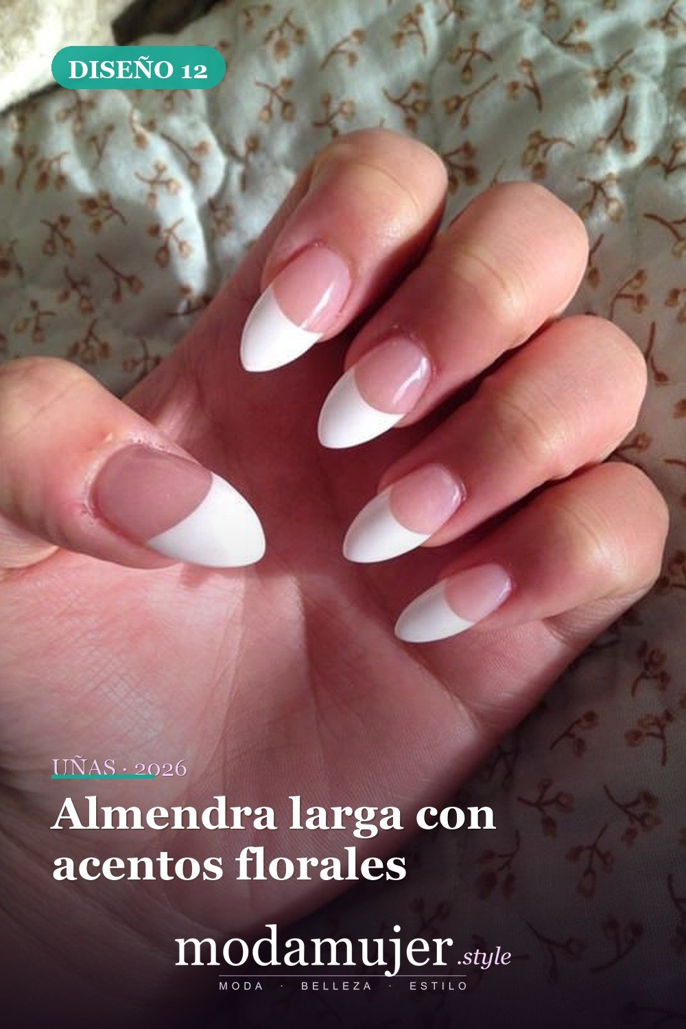 Almendra larga con acentos florales — 15 diseños de uñas blancas brillantes y elegantes