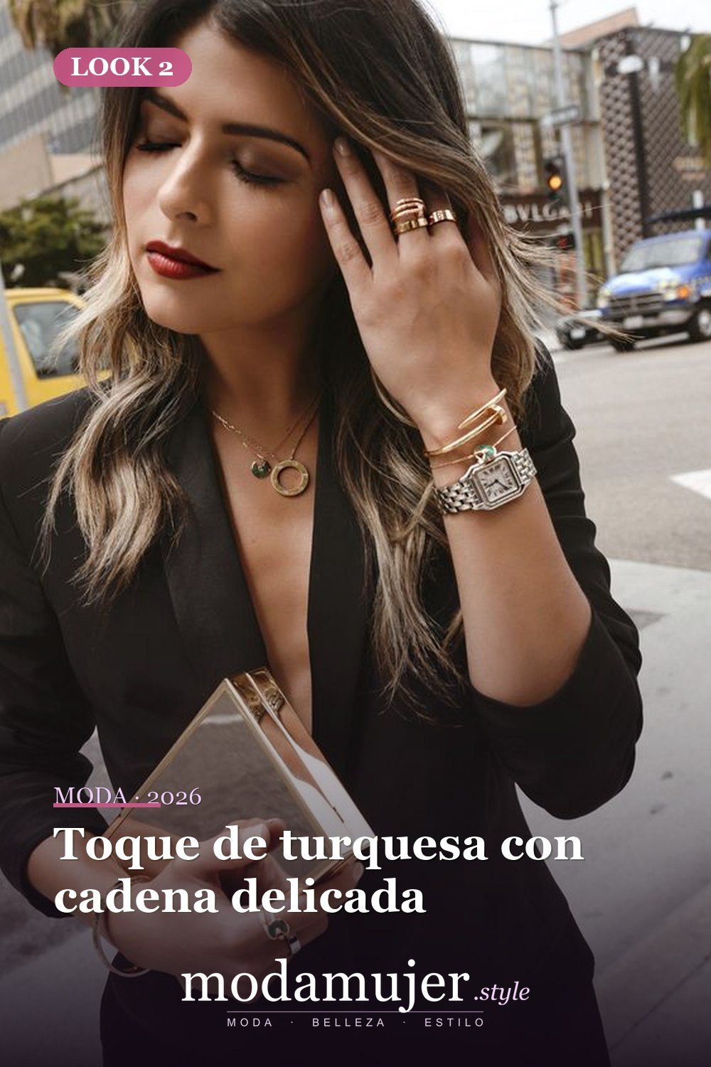 Toque de turquesa con cadena delicada — 15 formas de colocar pulseras en capas con un reloj