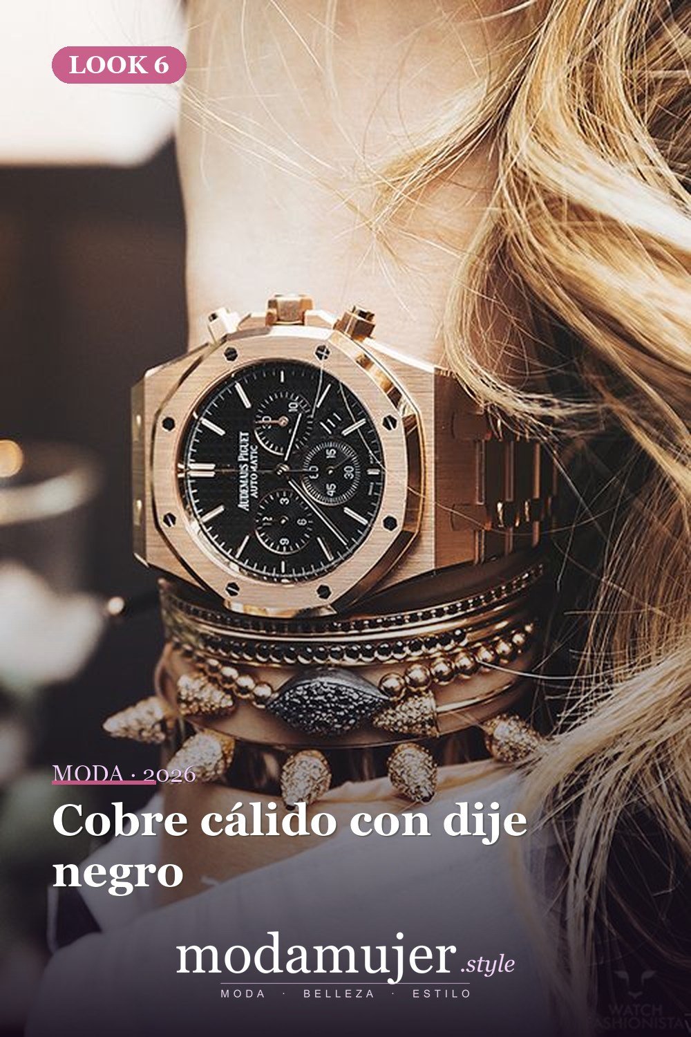 Cobre cálido con dije negro — 15 formas de colocar pulseras en capas con un reloj