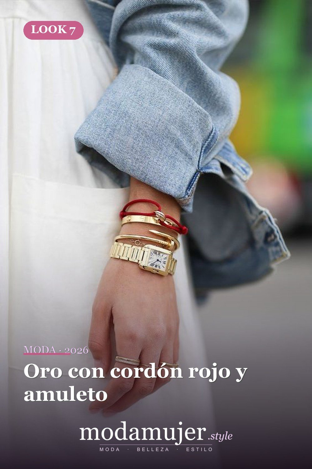 Oro con cordón rojo y amuleto — 15 formas de colocar pulseras en capas con un reloj