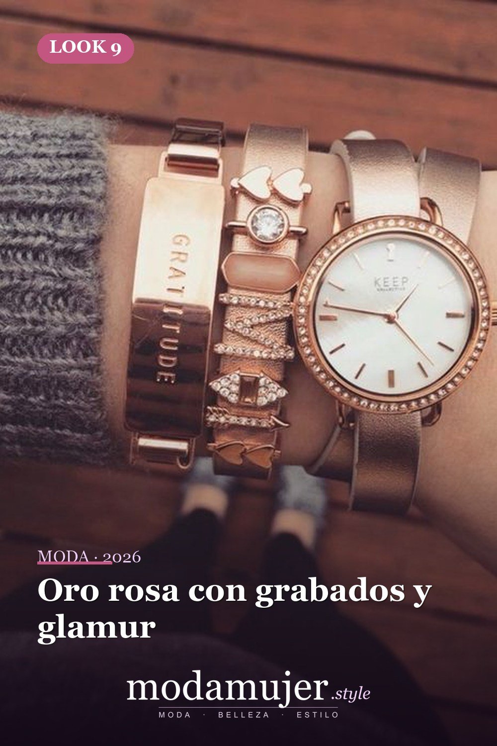 Oro rosa con grabados y glamur — 15 formas de colocar pulseras en capas con un reloj