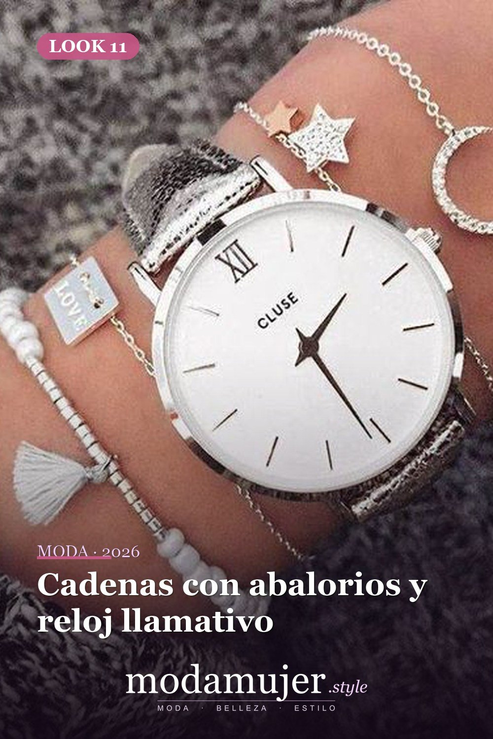 Cadenas con abalorios y reloj llamativo — 15 formas de colocar pulseras en capas con un reloj