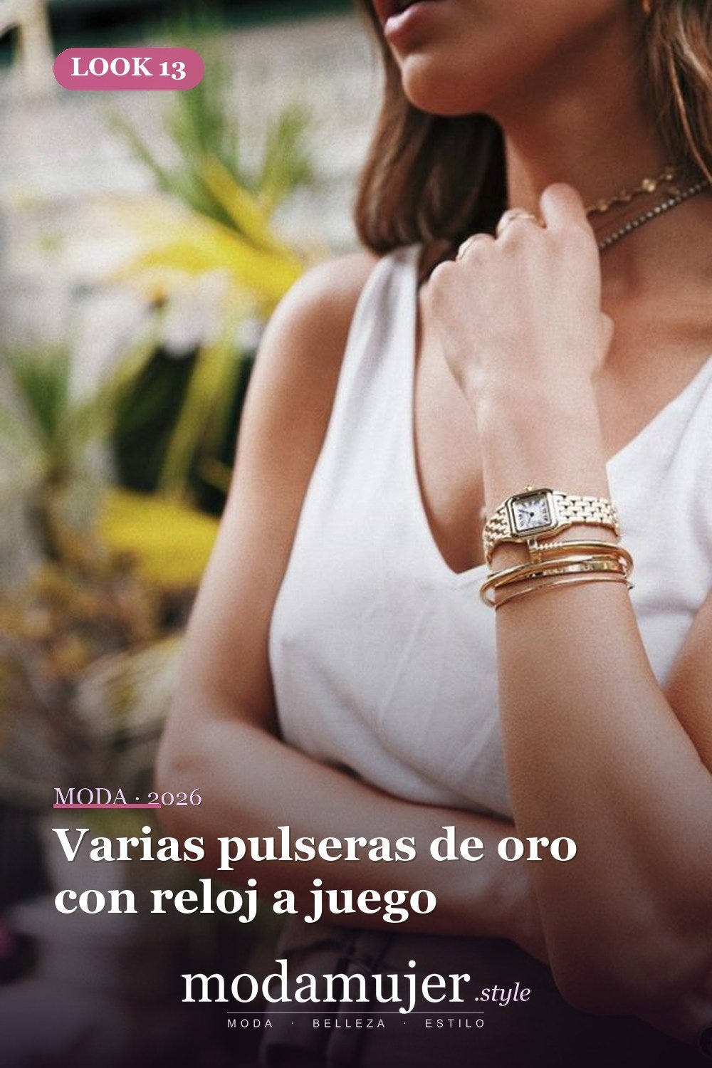 Varias pulseras de oro con reloj a juego — 15 formas de colocar pulseras en capas con un reloj