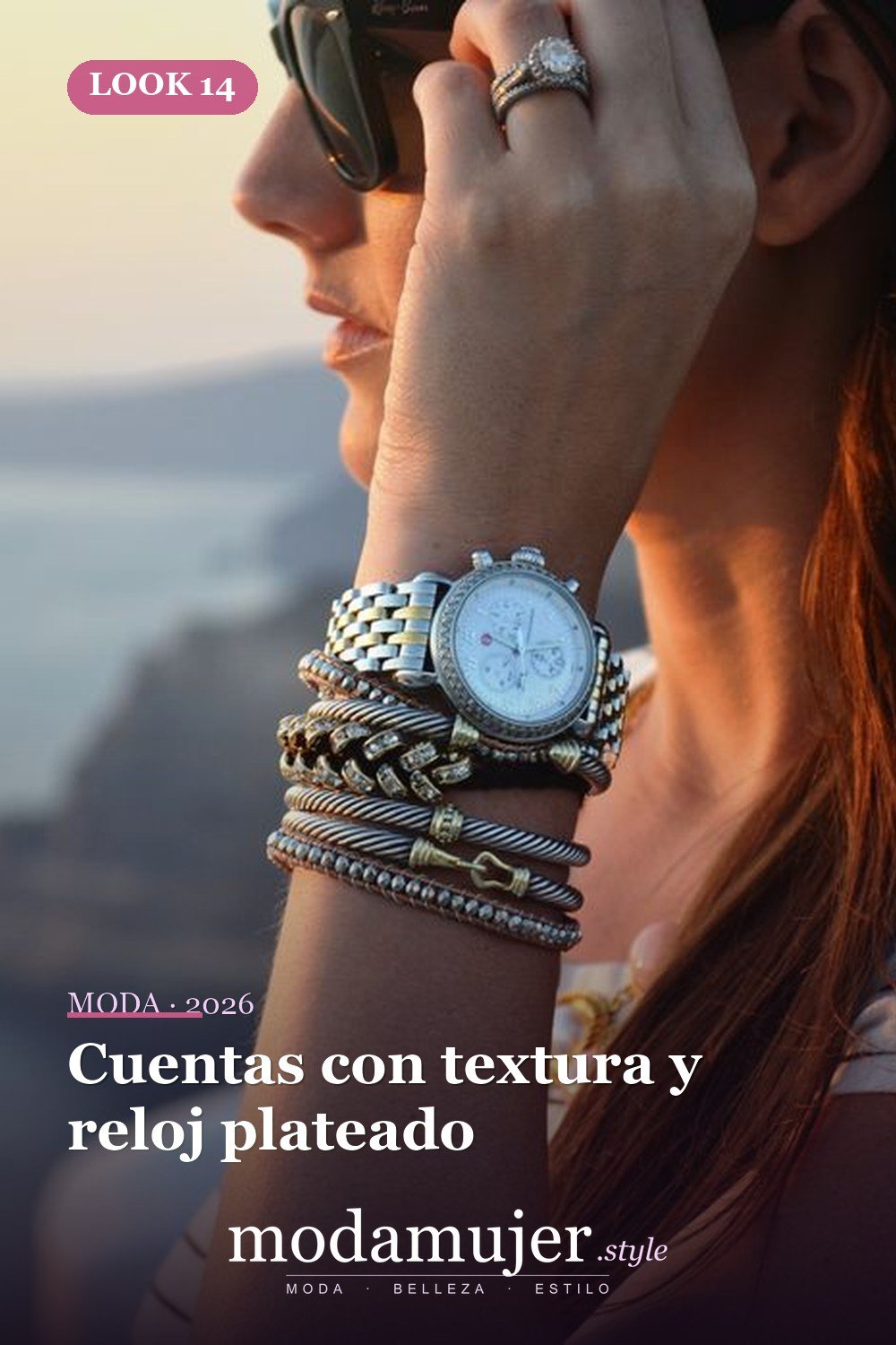 Cuentas con textura y reloj plateado — 15 formas de colocar pulseras en capas con un reloj