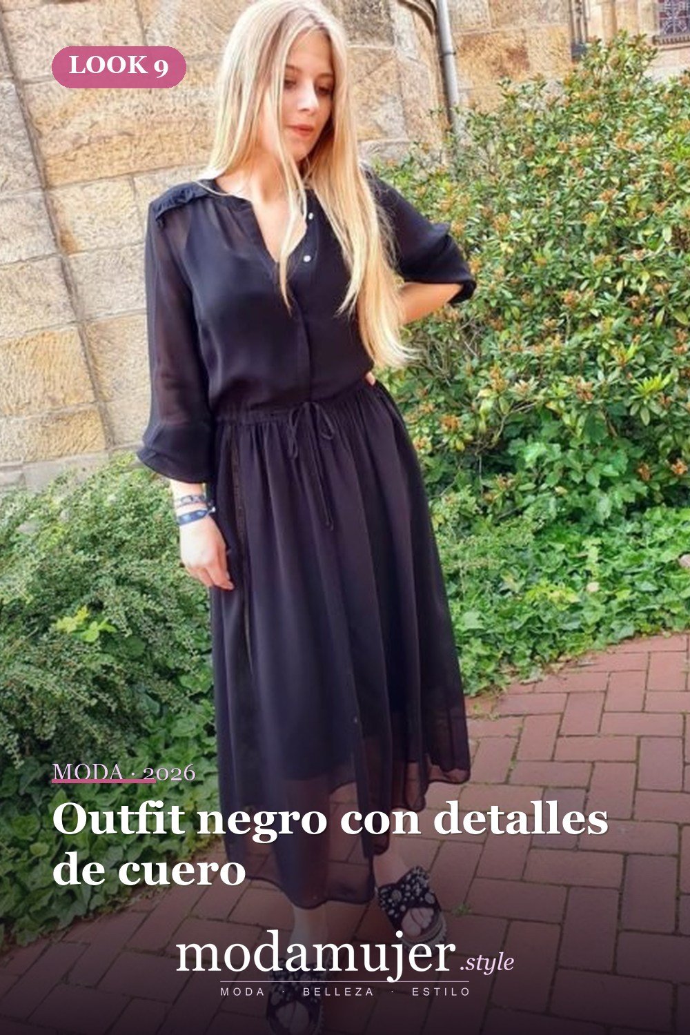Outfit negro con detalles de cuero — 15 looks total black que debes usar para lucir radiante