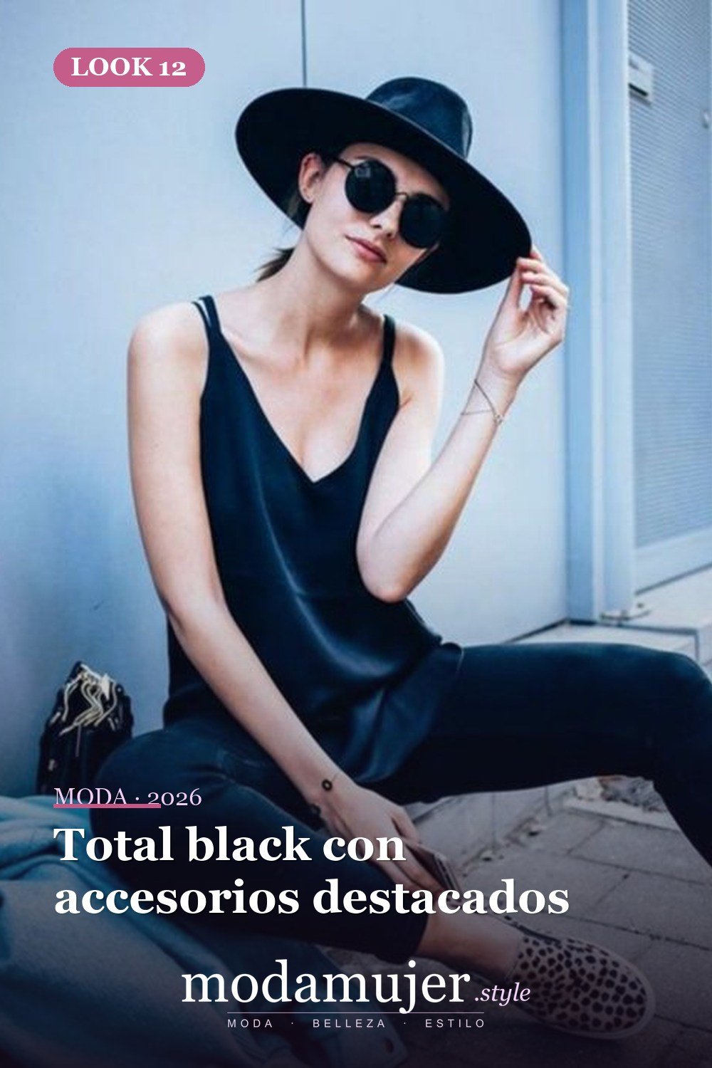 Total black con accesorios destacados — 15 looks total black que debes usar para lucir radiante