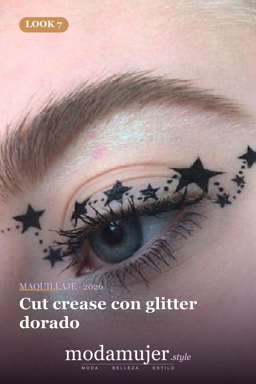 Cut crease con glitter dorado — 15 Maquillajes con brillo de estrellas que te fascinarán
