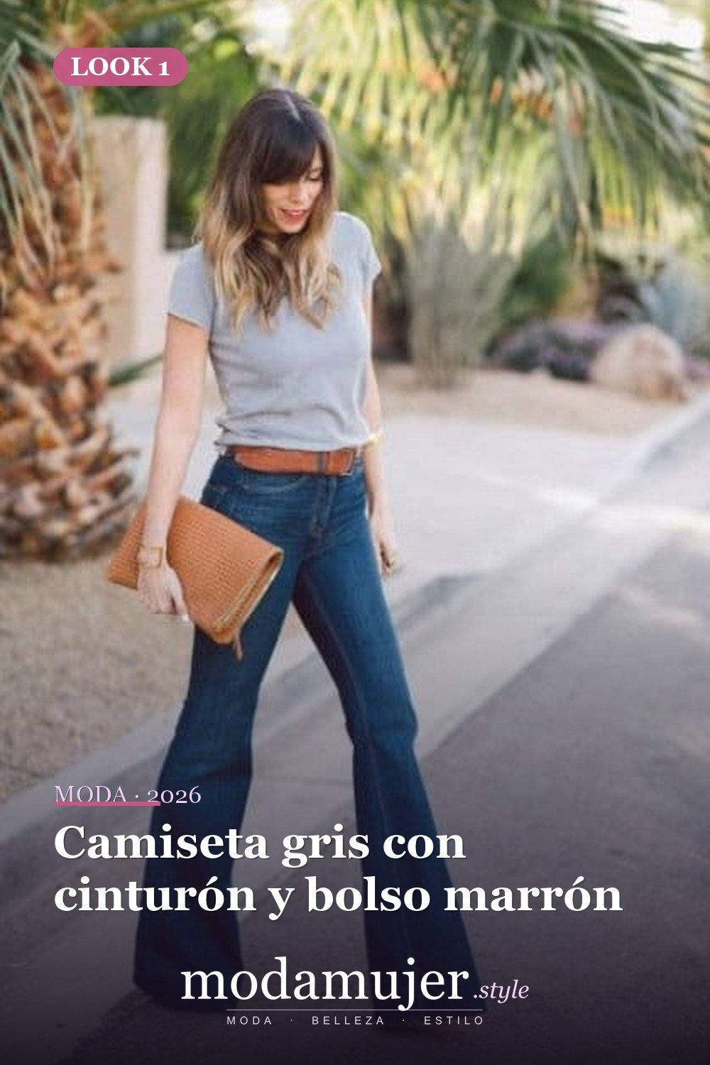 Camiseta gris con cinturón y bolso marrón — 15 trajes con jeans acampanados de cintura alta para mujer