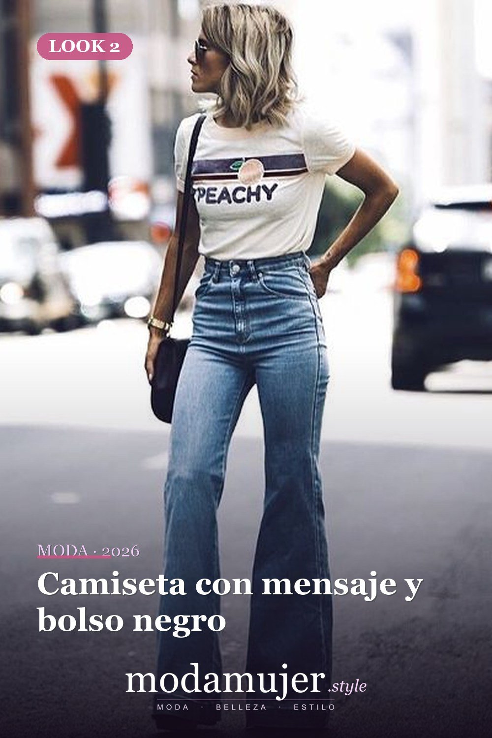 Camiseta con mensaje y bolso negro — 15 trajes con jeans acampanados de cintura alta para mujer