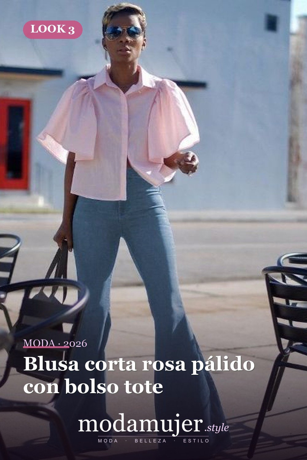 Blusa corta rosa pálido con bolso tote — 15 trajes con jeans acampanados de cintura alta para mujer