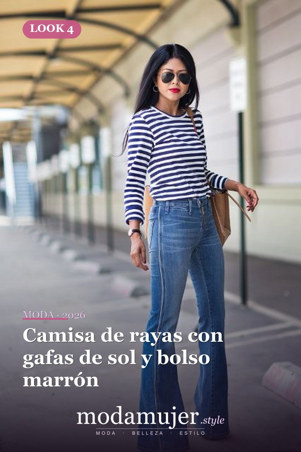 Camisa de rayas con gafas de sol y bolso marrón — 15 trajes con jeans acampanados de cintura alta para mujer
