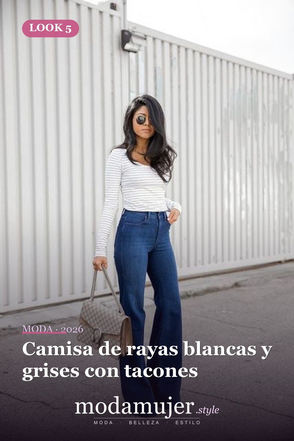 Camisa de rayas blancas y grises con tacones — 15 trajes con jeans acampanados de cintura alta para mujer