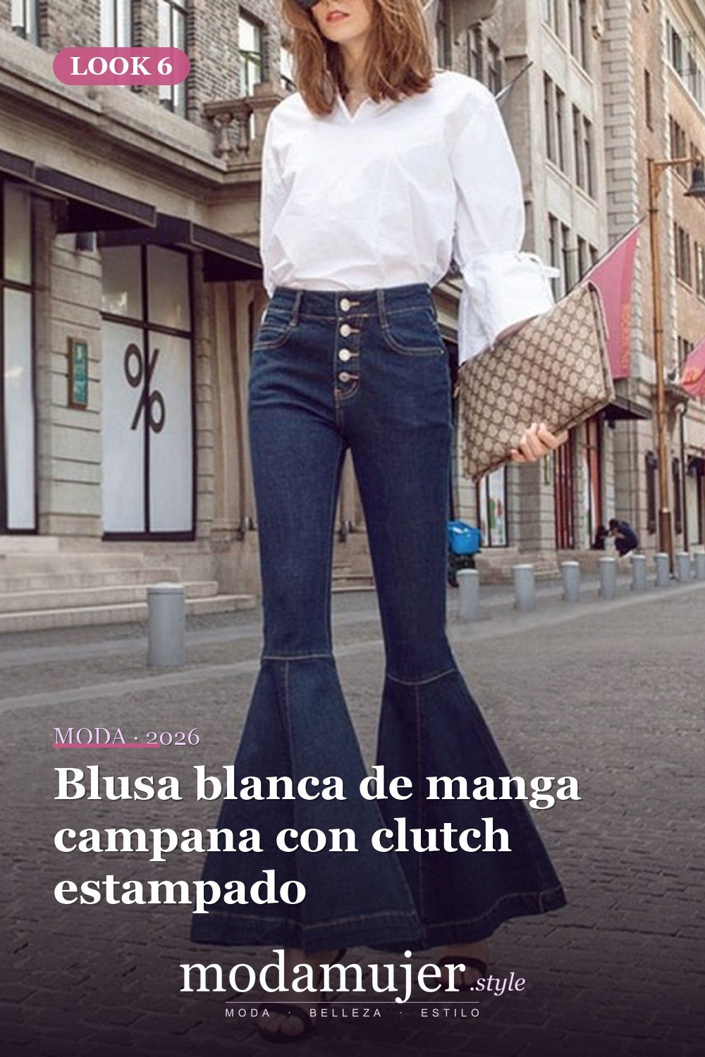 Blusa blanca de manga campana con clutch estampado — 15 trajes con jeans acampanados de cintura alta para mujer