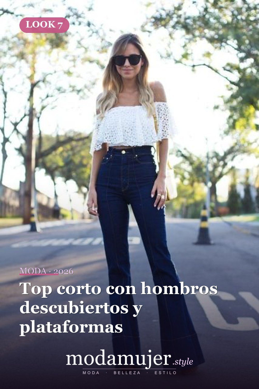 Top corto con hombros descubiertos y plataformas — 15 trajes con jeans acampanados de cintura alta para mujer