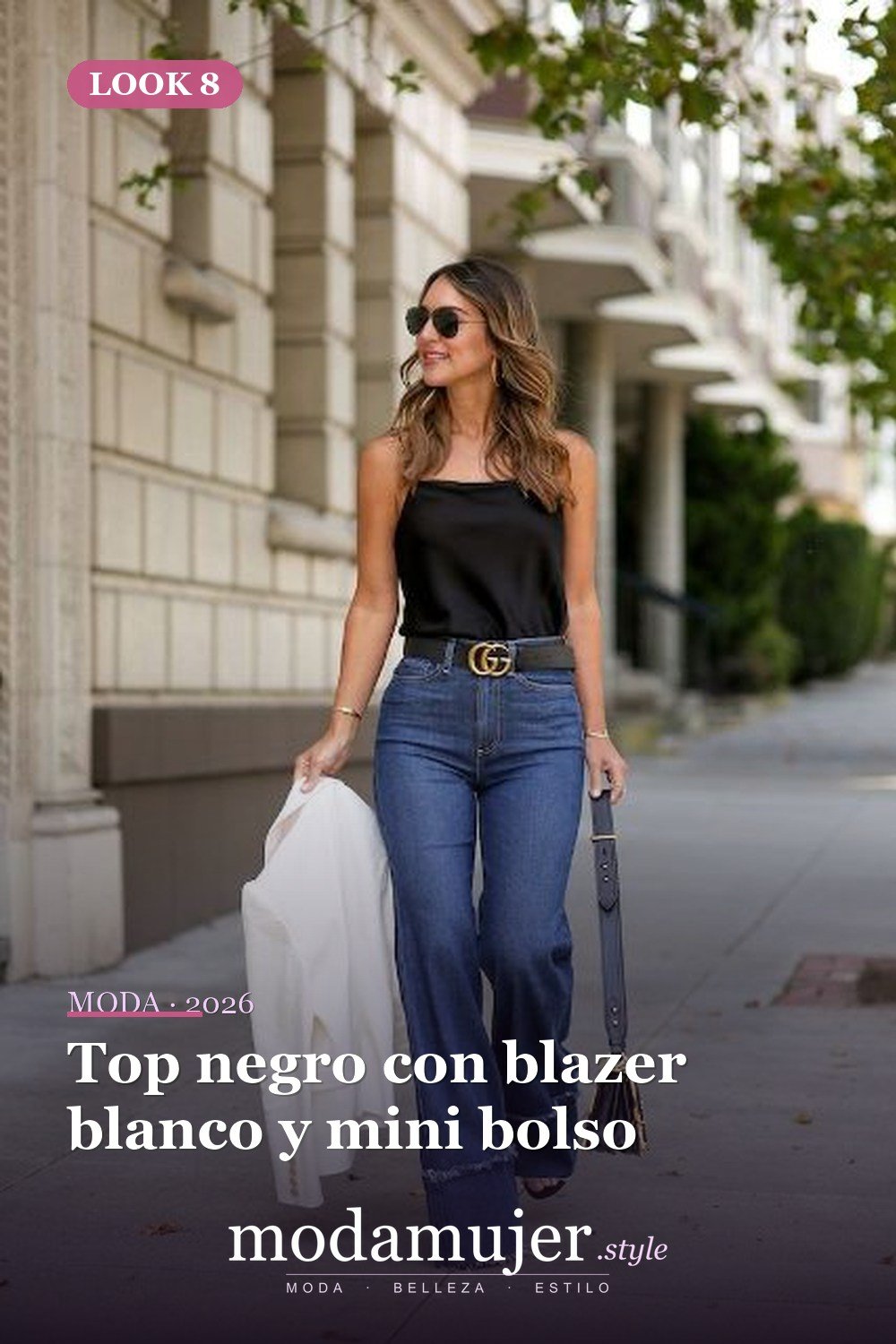 Top negro con blazer blanco y mini bolso — 15 trajes con jeans acampanados de cintura alta para mujer