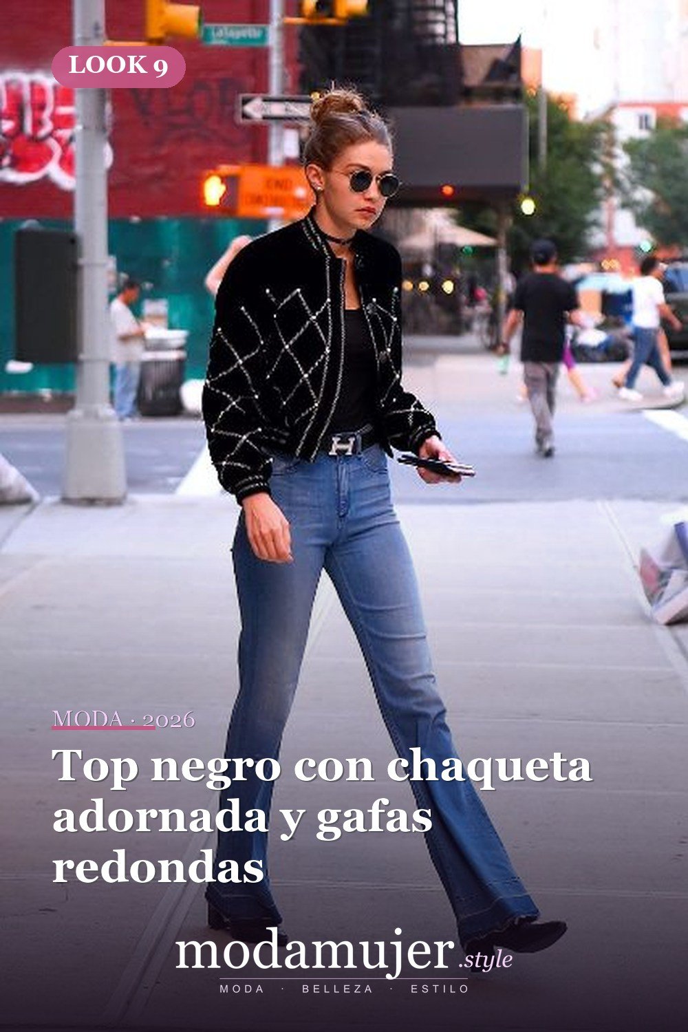 Top negro con chaqueta adornada y gafas redondas — 15 trajes con jeans acampanados de cintura alta para mujer
