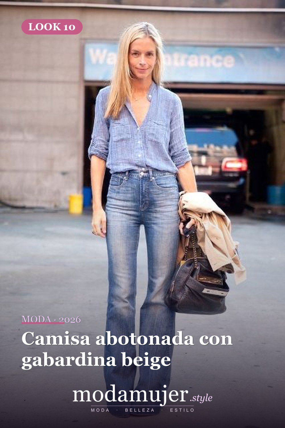 Camisa abotonada con gabardina beige — 15 trajes con jeans acampanados de cintura alta para mujer